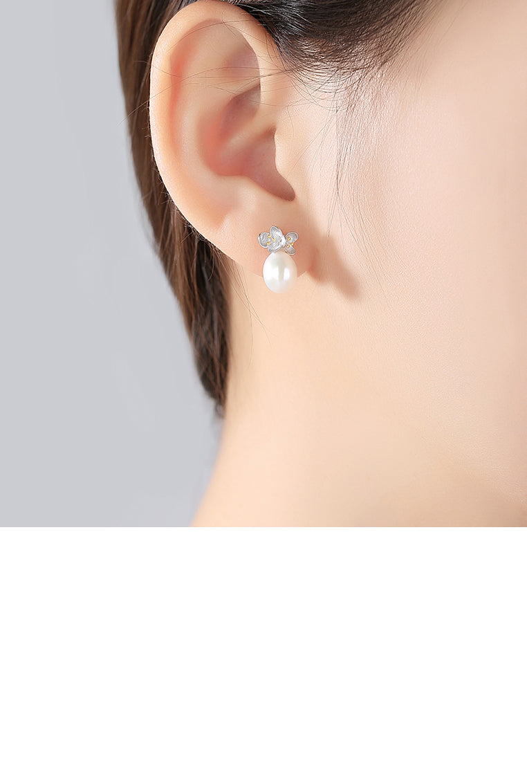 925 Sterling Silver Elegant Temperament Flower White Freshwater Pearl Stud Earrings - Luxurious Look