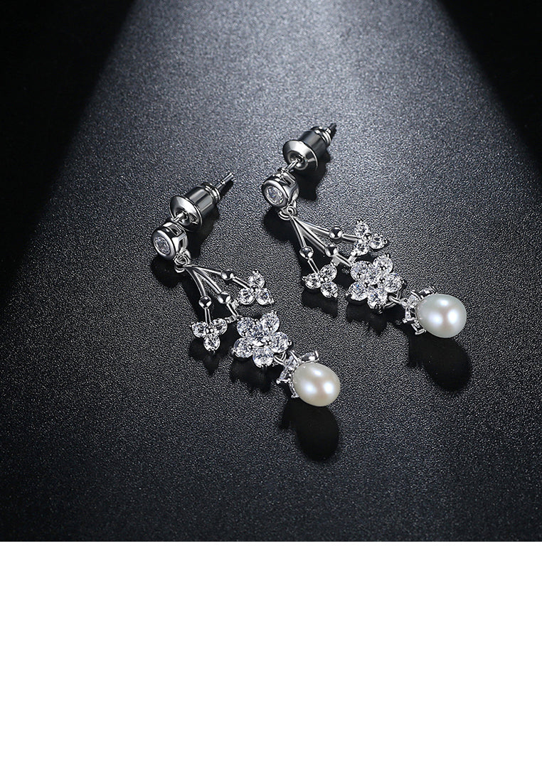 Fashion and Elegant Flower Imitation Pearl Earrings with Cubic Zirconia - Luxurious Look