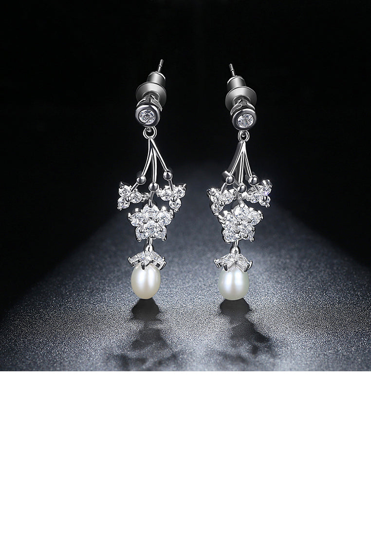 Fashion and Elegant Flower Imitation Pearl Earrings with Cubic Zirconia - Luxurious Look
