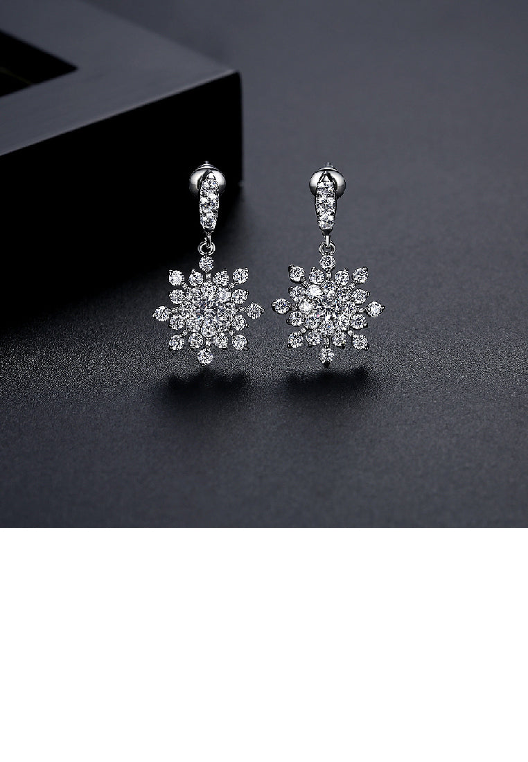 Fashion Brilliant Snowflake Earrings with Cubic Zirconia - Luxurious Look