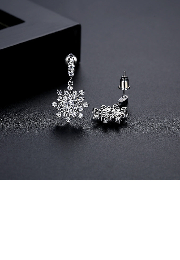 Fashion Brilliant Snowflake Earrings with Cubic Zirconia - Luxurious Look