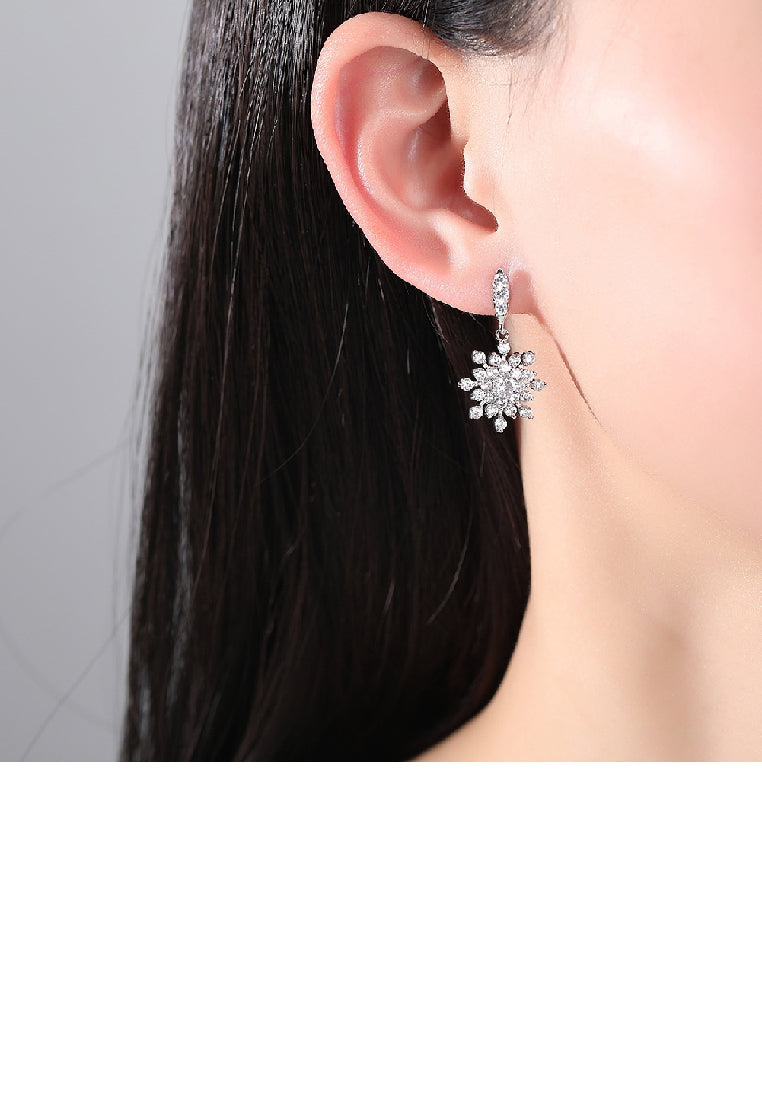 Fashion Brilliant Snowflake Earrings with Cubic Zirconia - Luxurious Look