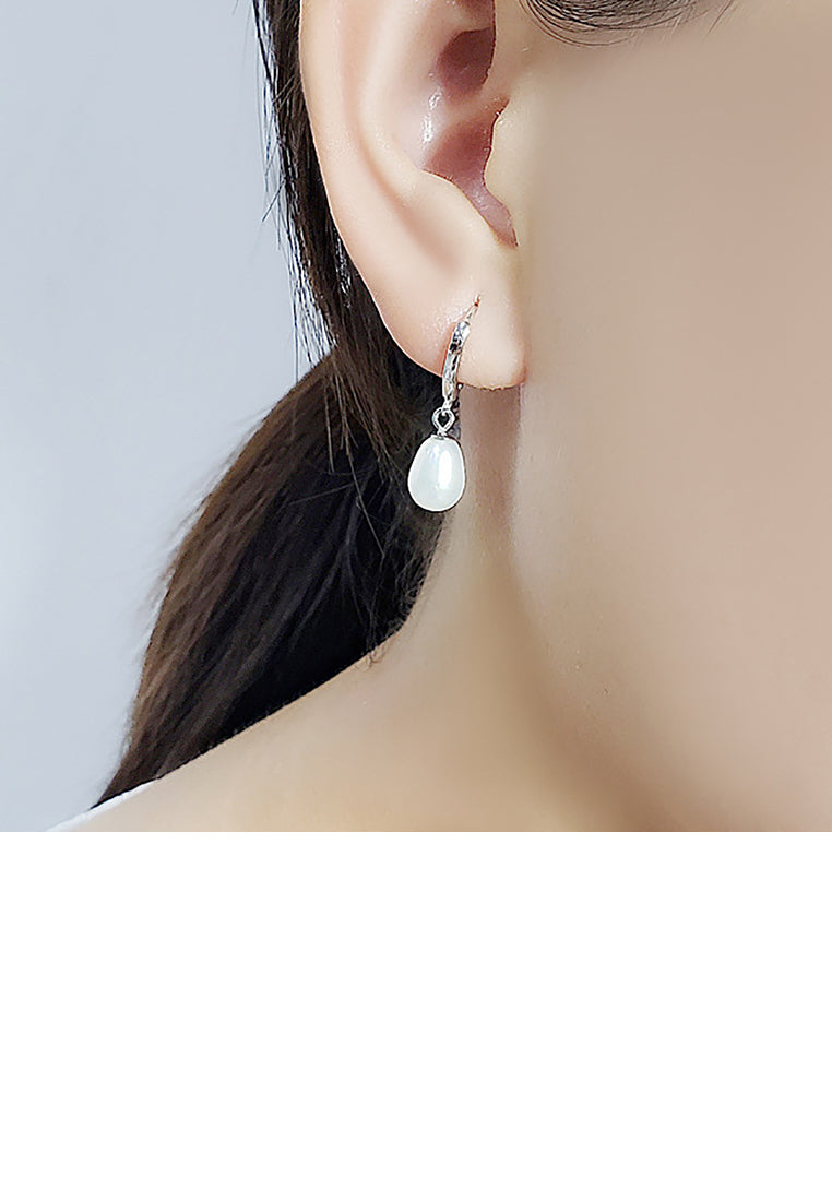 925 Sterling Silver Simple and Elegant White Freshwater Pearl Stud Earrings - Luxurious Look