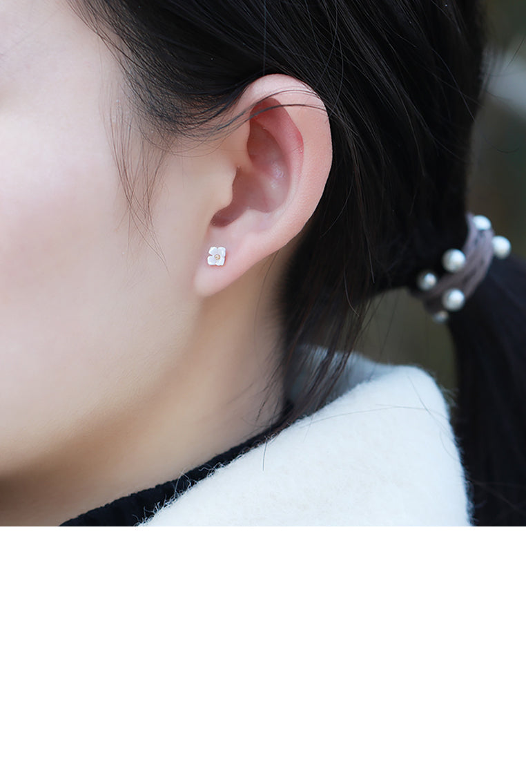 925 Sterling Silver Plated Gold Simple Temperament Flower Freshwater Pearl Asymmetrical Stud Earrings with Cubic Zirconia - Luxurious Look