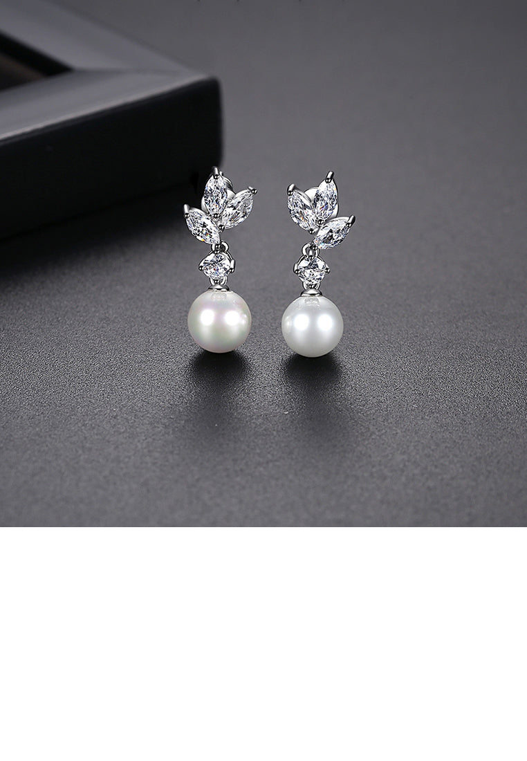 Fashion and Elegant Leaf Imitation Pearl Earrings - Luxurious Look