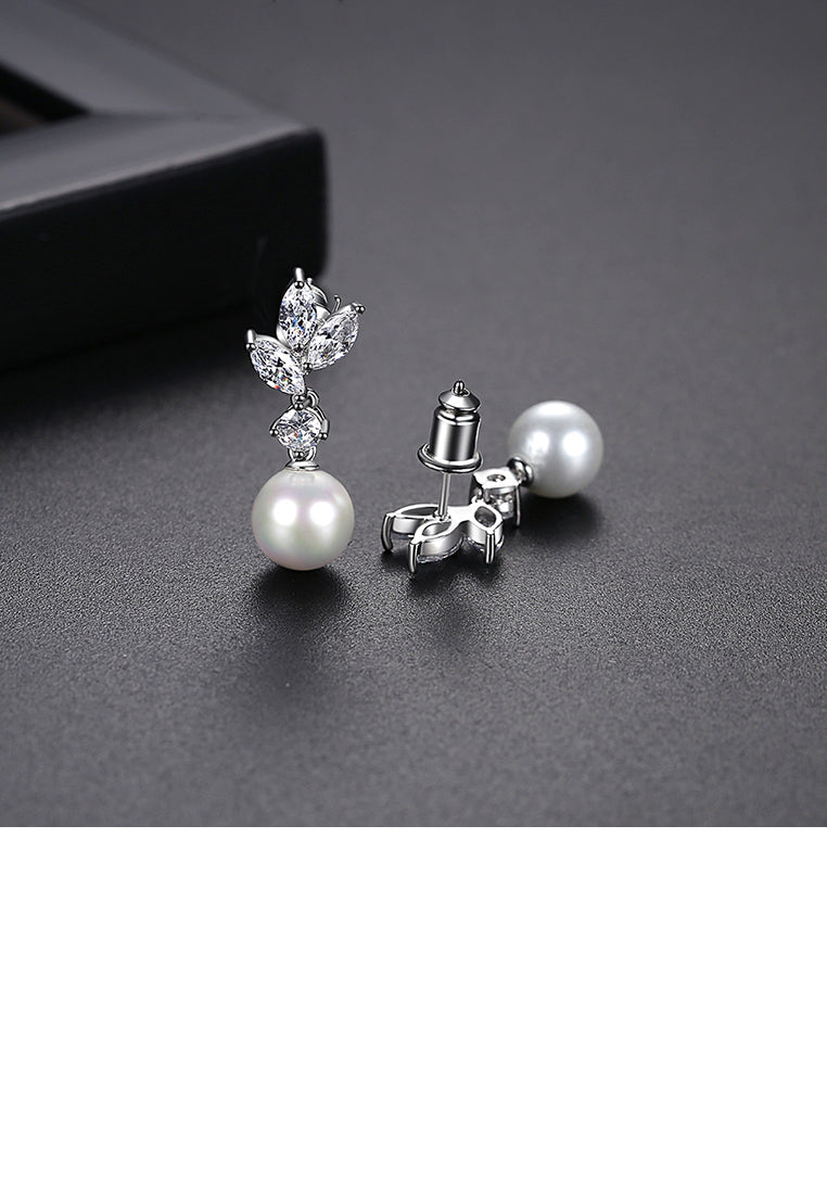 Fashion and Elegant Leaf Imitation Pearl Earrings - Luxurious Look