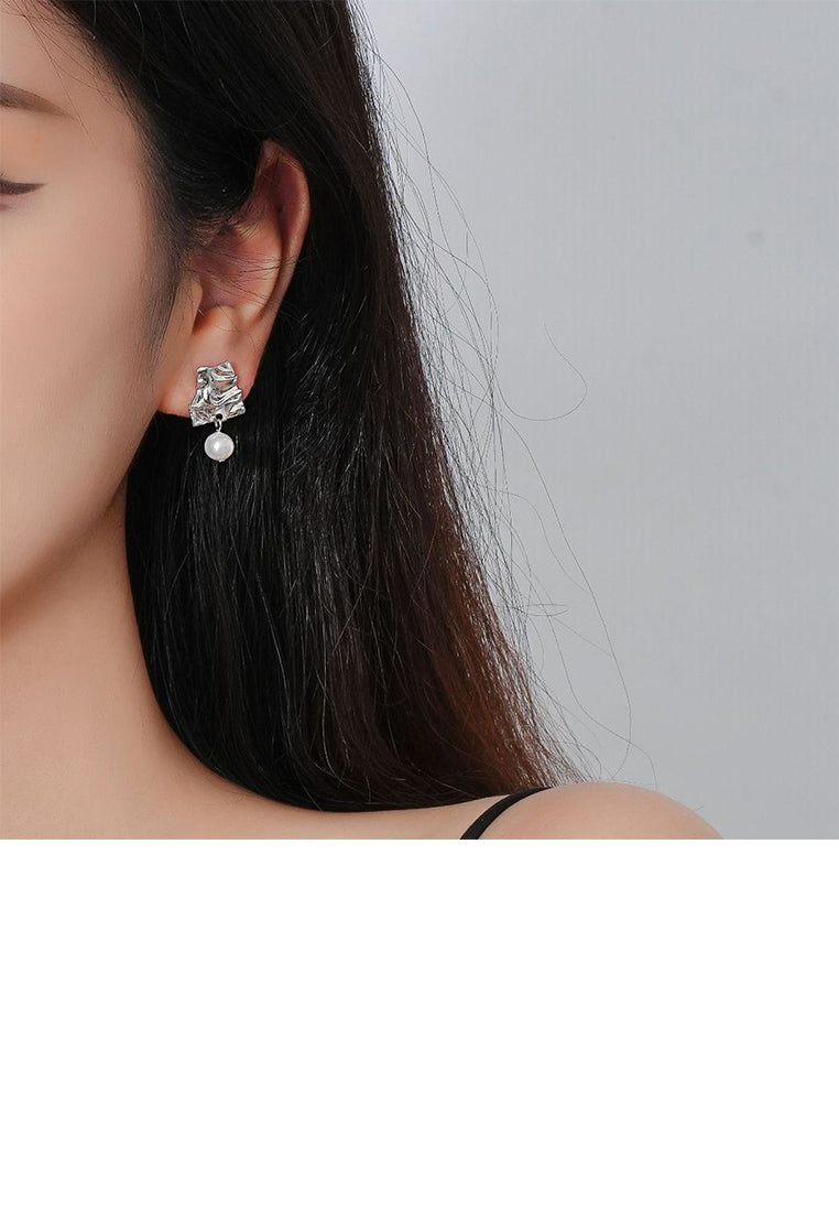 925 Sterling Silver Fashion Personality Asymmetric Pattern Geometric Imitation Pearl Earrings - Luxurious Look