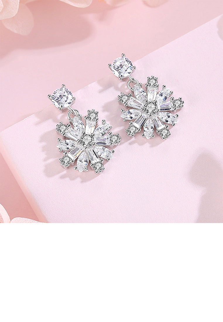 925 Sterling Silver Fashion Sparkling Snowflake Stud Earrings with Cubic Zirconia - Luxurious Look