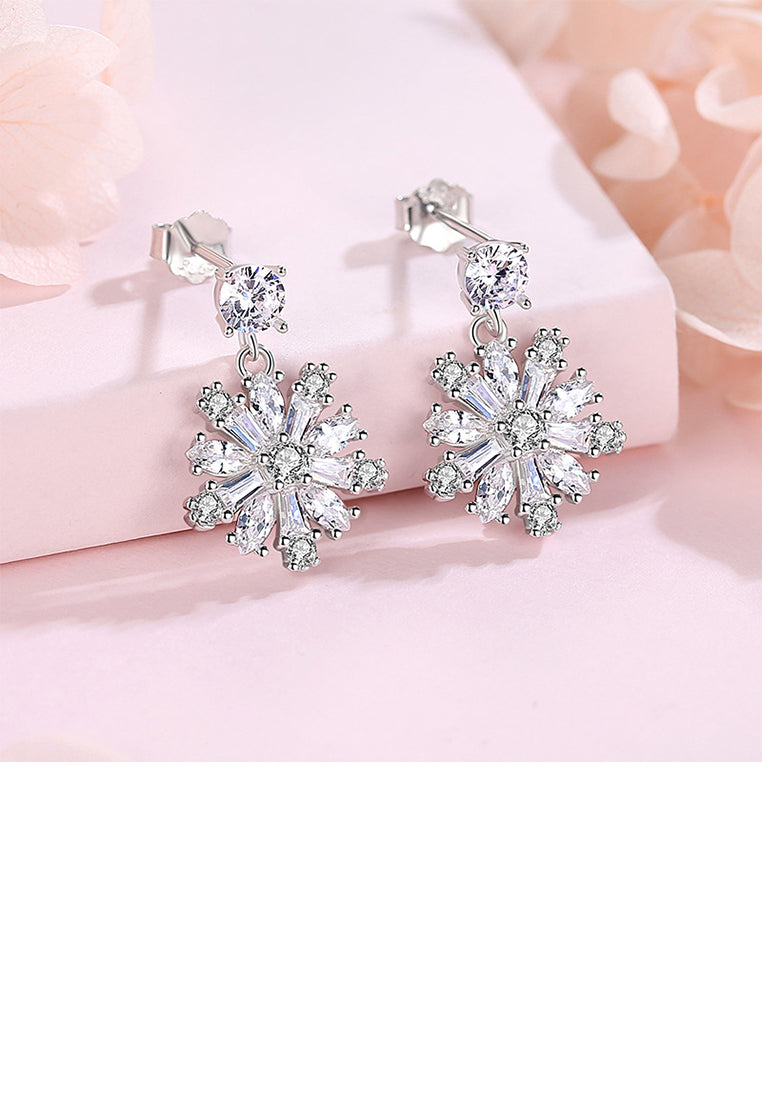 925 Sterling Silver Fashion Sparkling Snowflake Stud Earrings with Cubic Zirconia - Luxurious Look