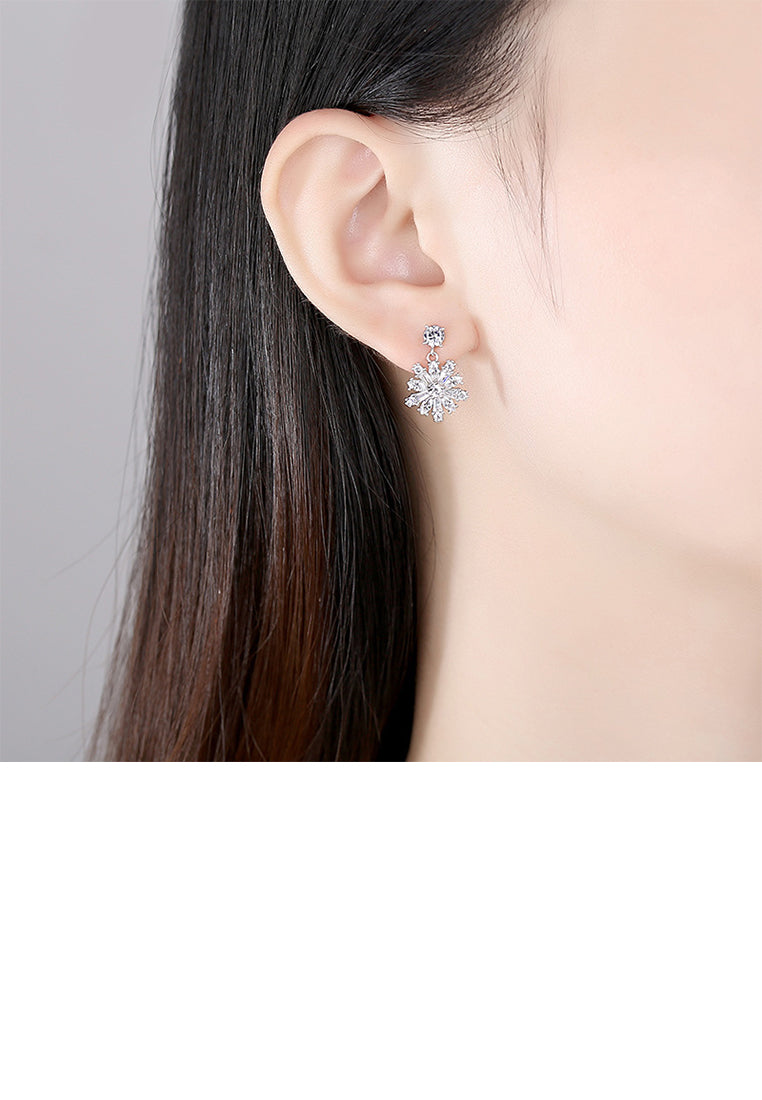 925 Sterling Silver Fashion Sparkling Snowflake Stud Earrings with Cubic Zirconia - Luxurious Look