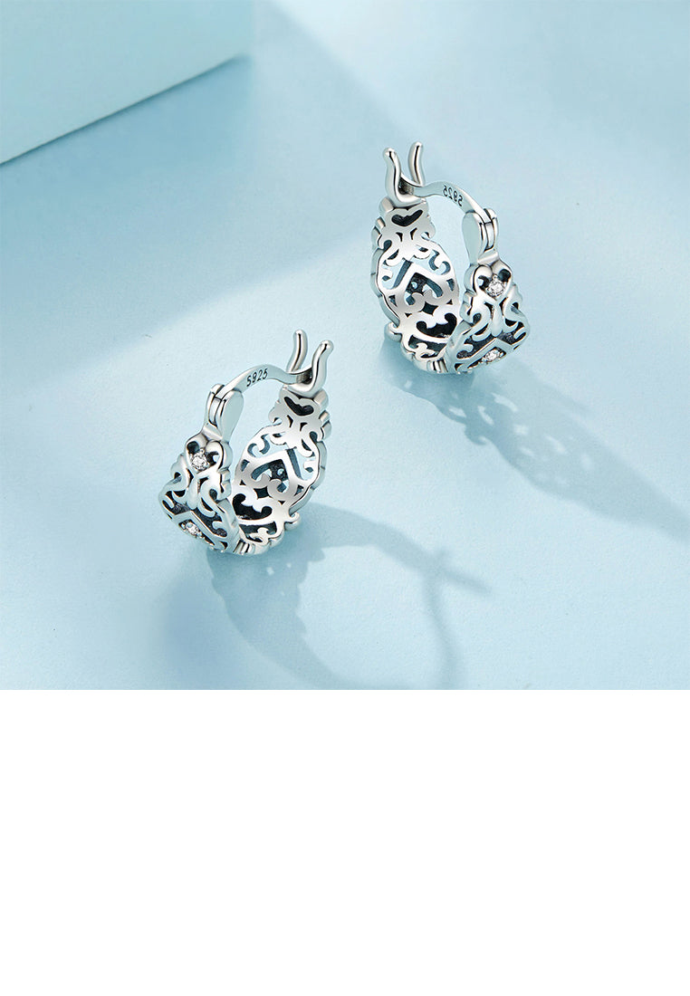 925 Sterling Silver Vintage Temperament Hollow Heart Pattern Geometric Earrings with Cubic Zirconia - Luxurious Look