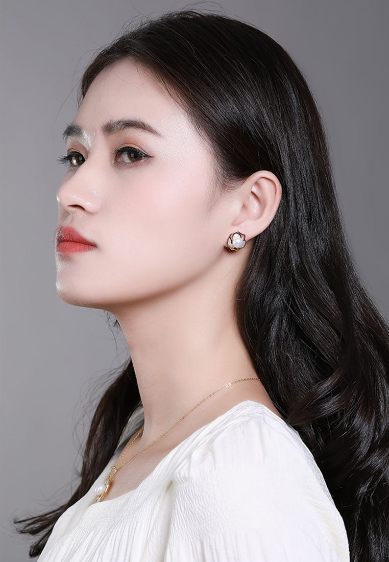 Freshwater Pearl Mountain Camellia Necklace