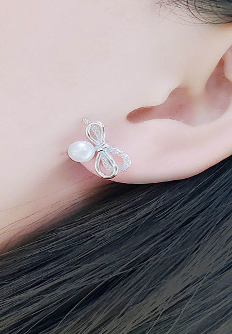 Bow's freshwater pearl earrings