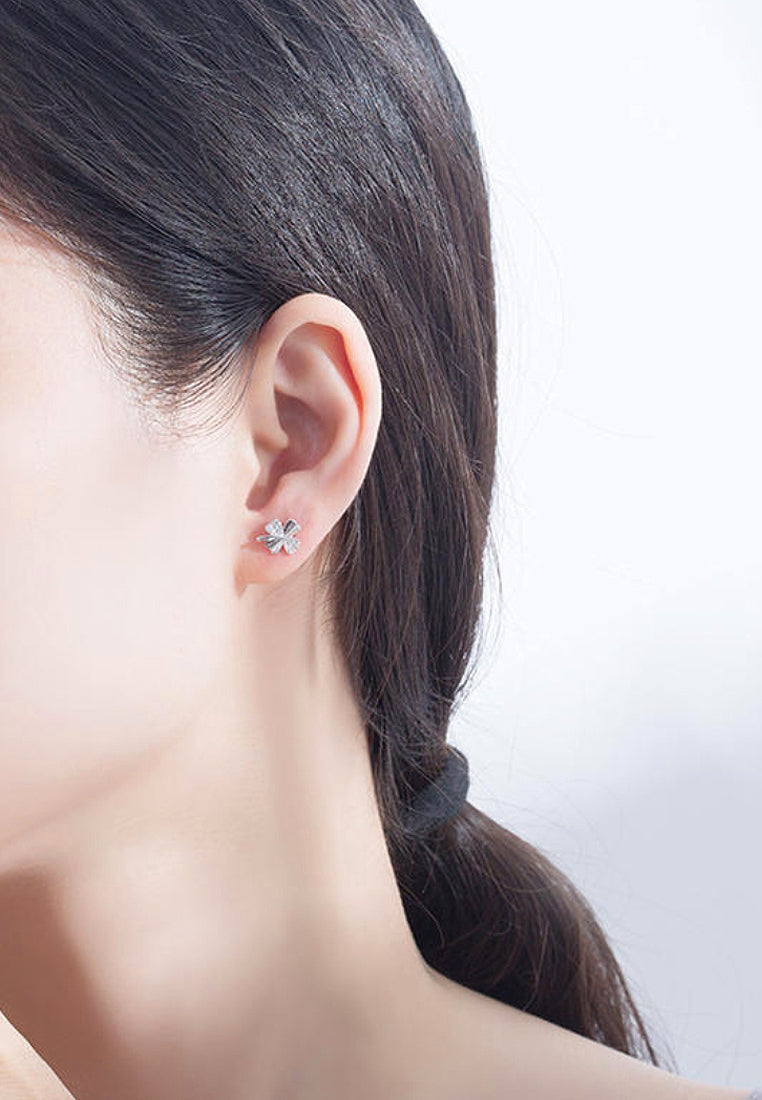Simple Imitation Diamond Four -Leaf Grass Earrings